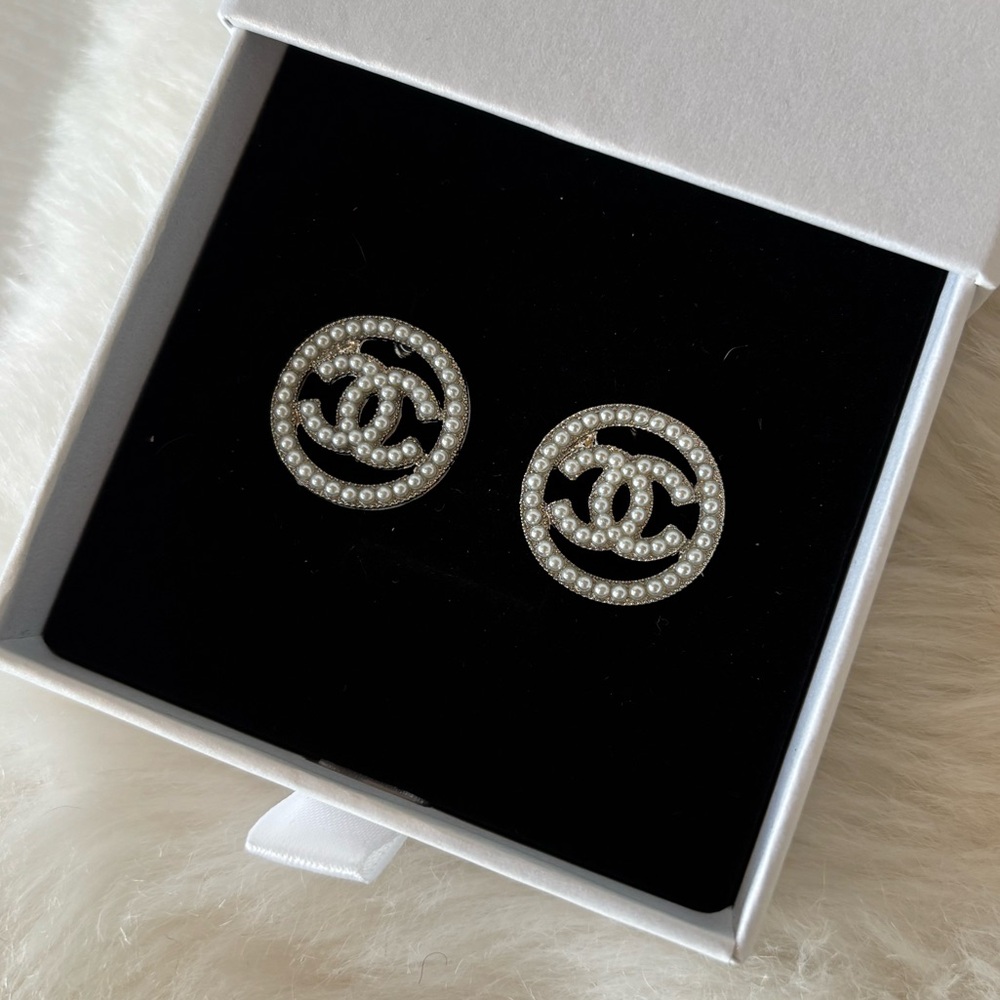 Fashion C Medallion Faux Pearl Stud Earrings
